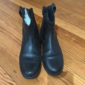 Good condition, ankle booties in black leather for girls